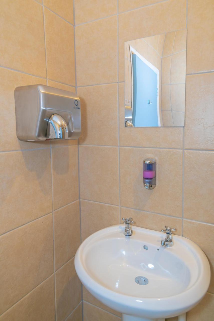 Nomad Backpacker Hostel Кардиф Екстериор снимка